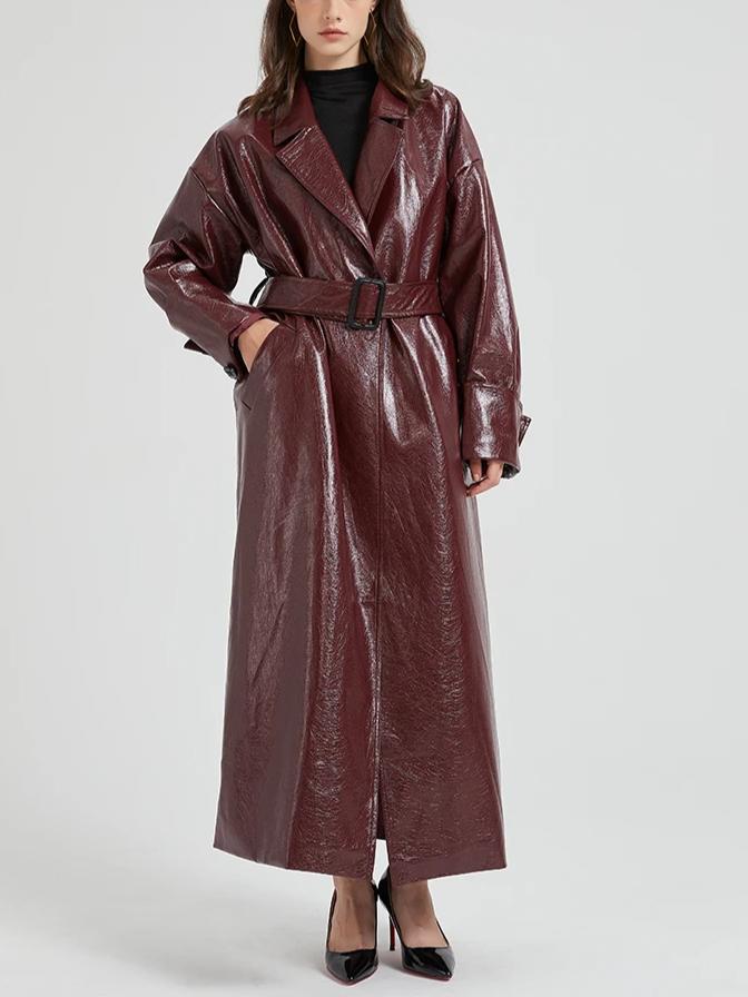 Gabardina de piel vegana en burdeos
