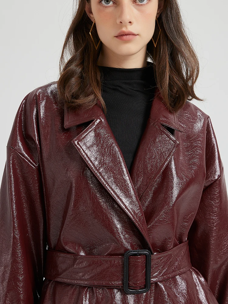 Gabardina de piel vegana en burdeos