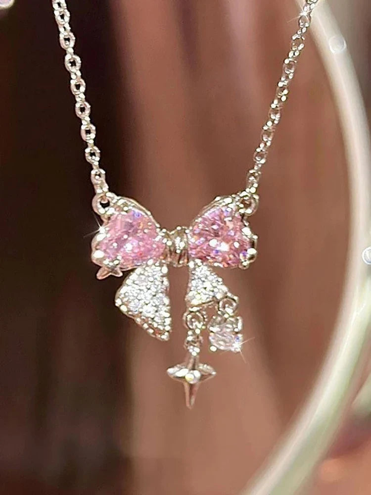 Collar con un bonito lazo rosa