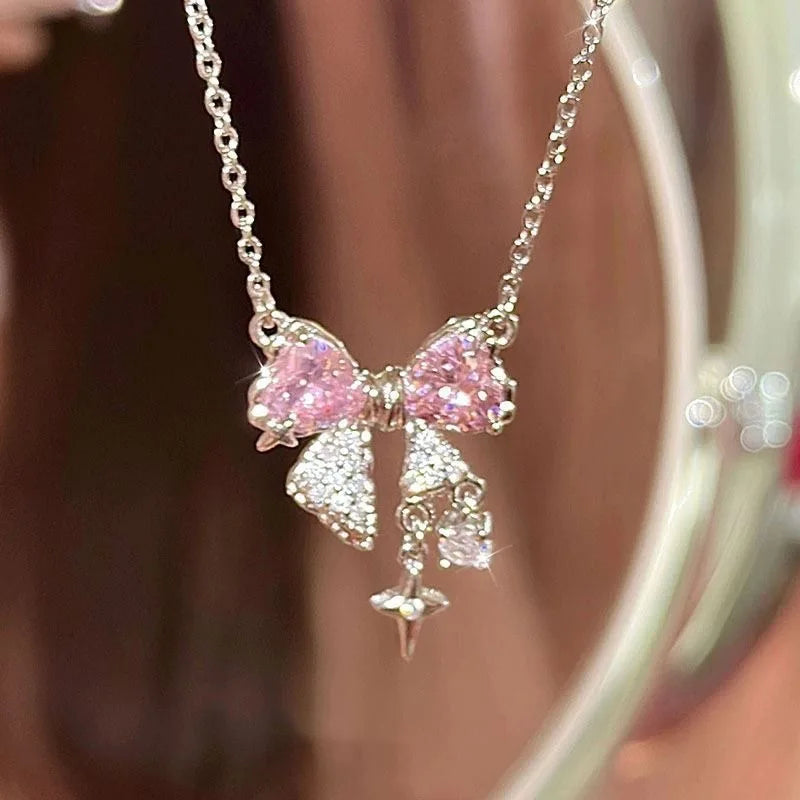 Collar con un bonito lazo rosa