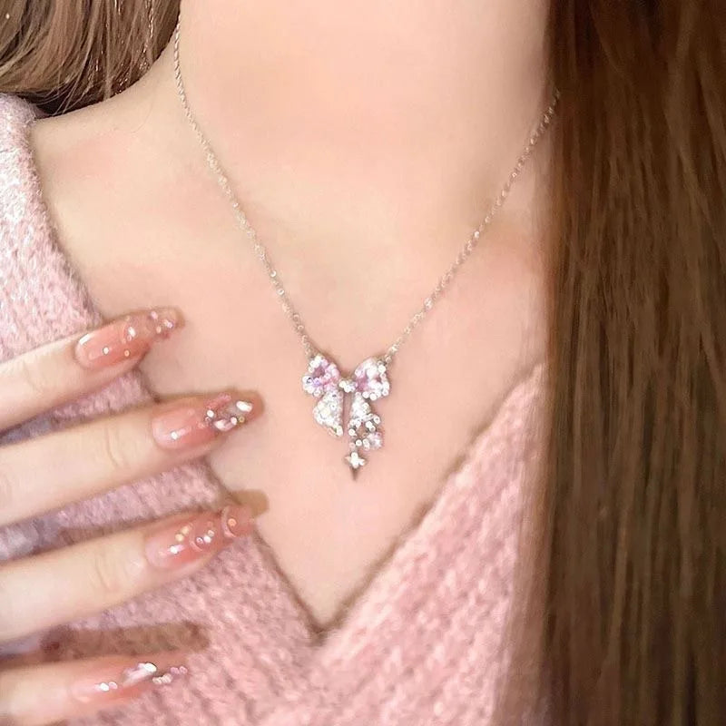 Collar con un bonito lazo rosa