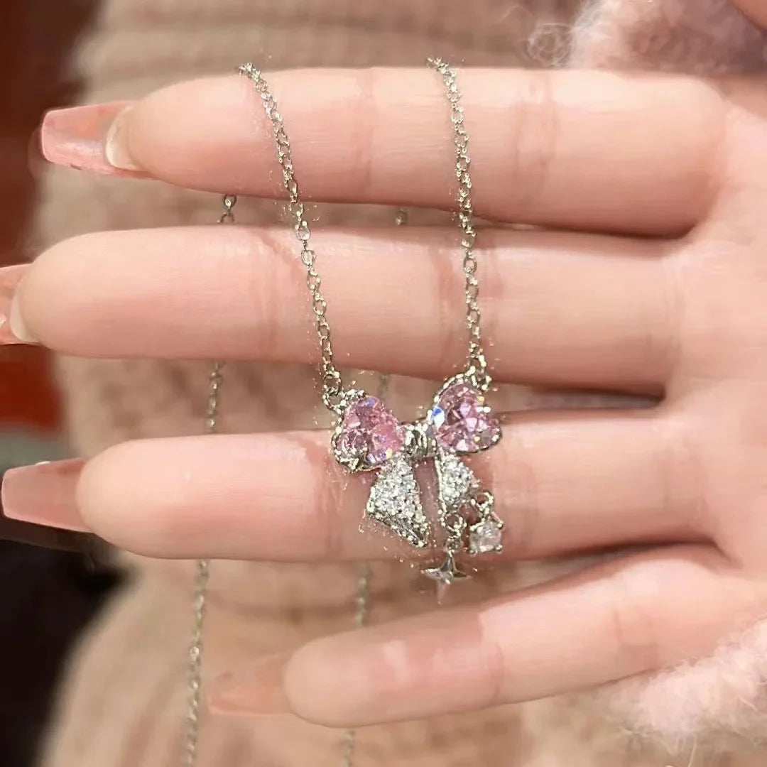 Collar con un bonito lazo rosa