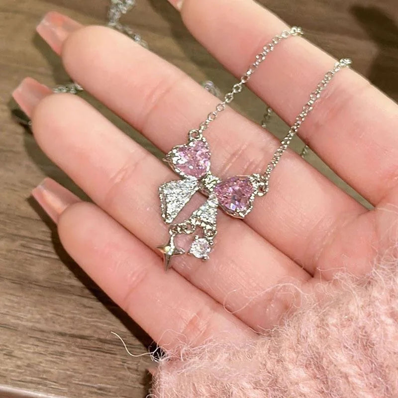 Collar con un bonito lazo rosa