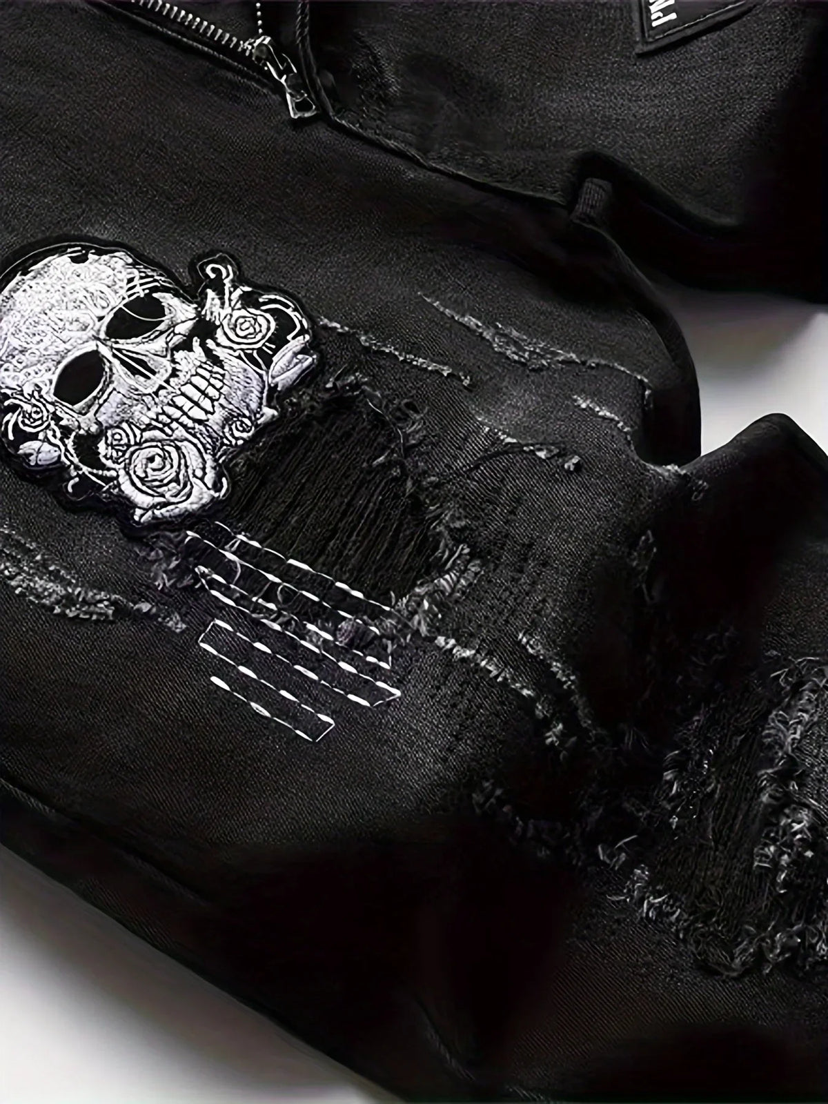Vaqueros de hombre con parches de calaveras